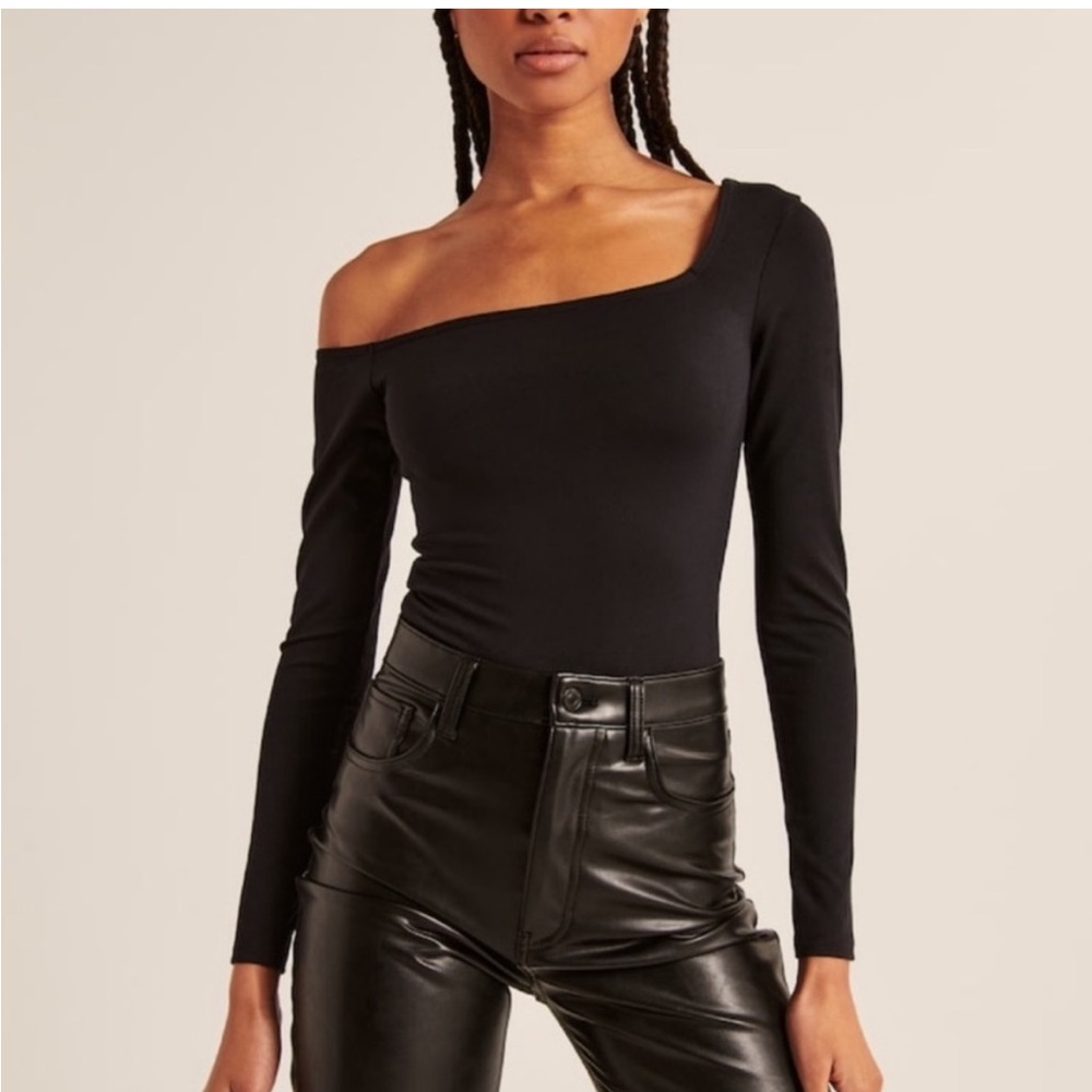 A&F Long-Sleeve Seamless Fabric Asymmetrical Off-The-Shoulder Bodysuit